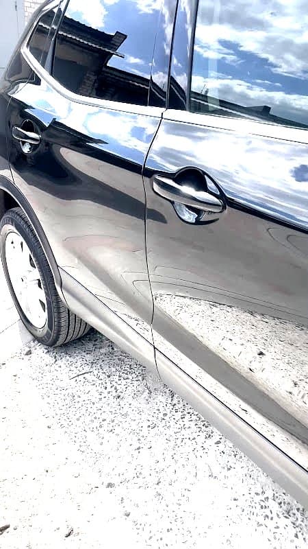 Чорне авто після професійного полірування — дзеркальний блиск кузова